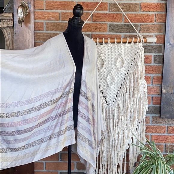 🌞 Beautiful Cream Open Shall Poncho - Picture 2 of 5